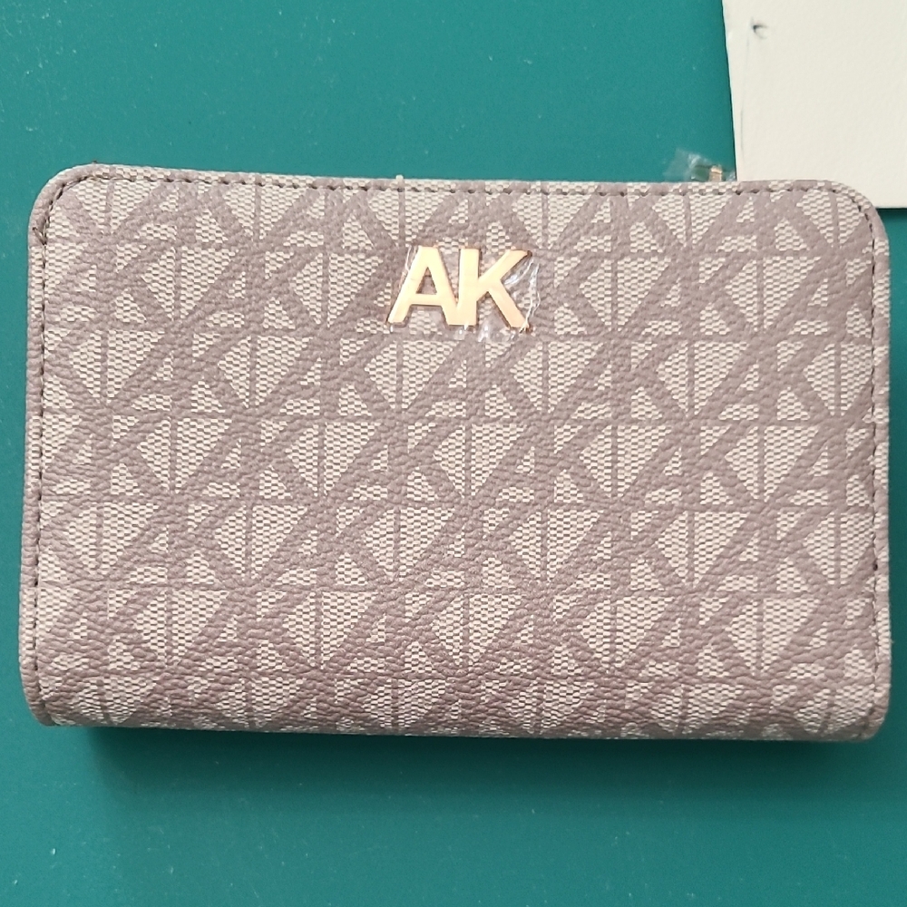 NWT Women's Medium Snap Wallet